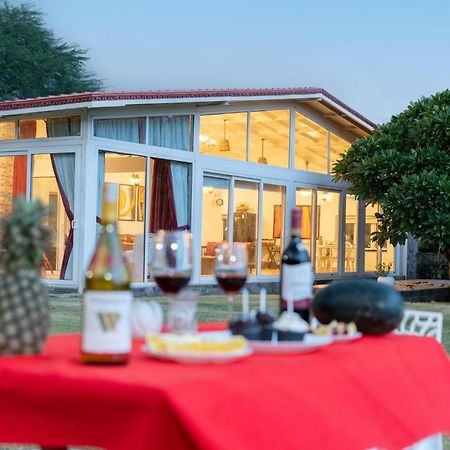 Stayvista At Idyllic Farmhouse - A Glasshouse With Outdoor Pool Gurgaon Eksteriør bilde