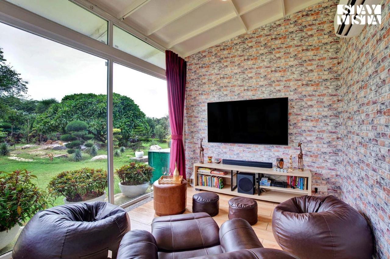 Stayvista At Idyllic Farmhouse - A Glasshouse With Outdoor Pool Gurgaon Eksteriør bilde