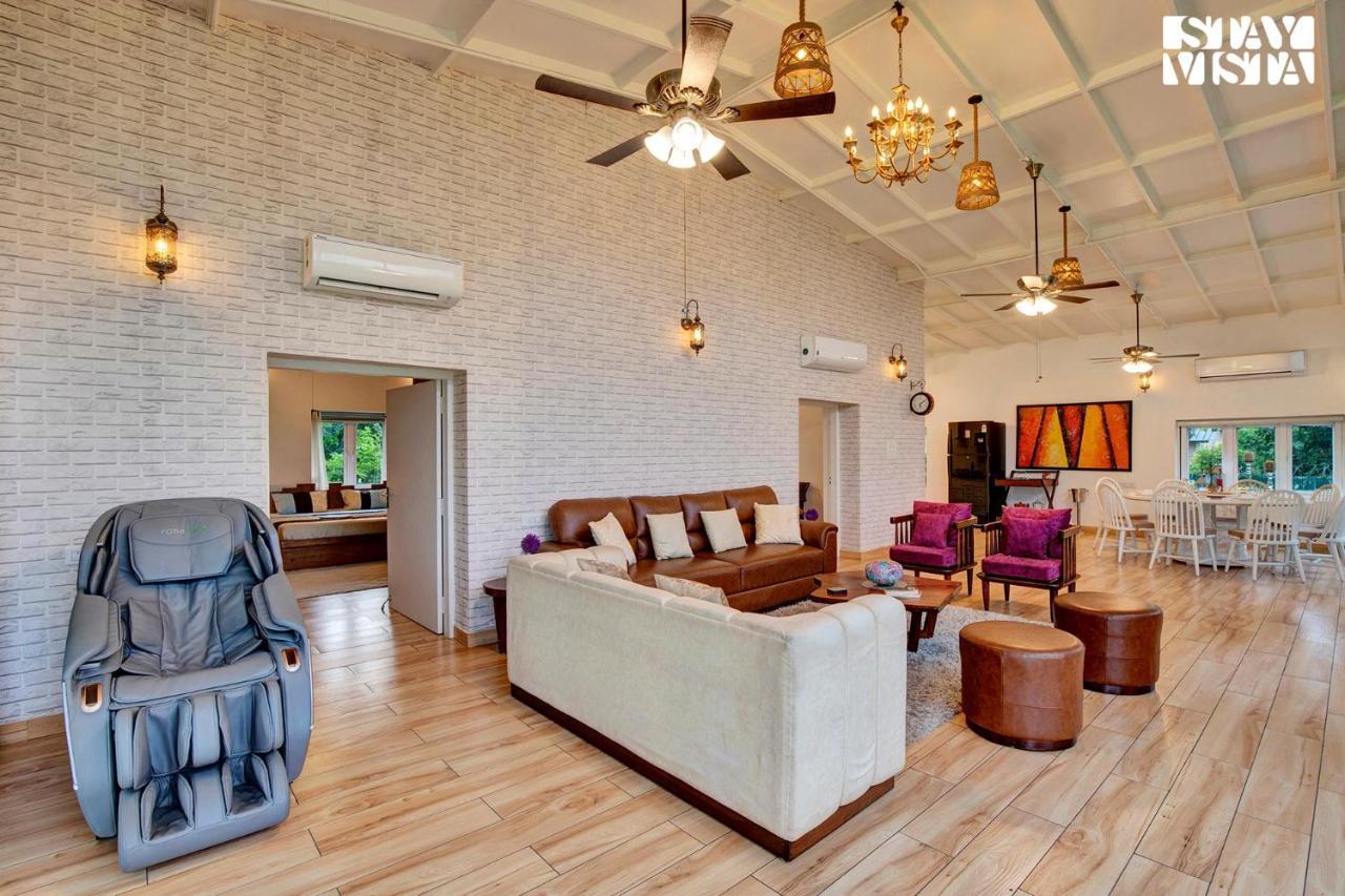 Stayvista At Idyllic Farmhouse - A Glasshouse With Outdoor Pool Gurgaon Eksteriør bilde