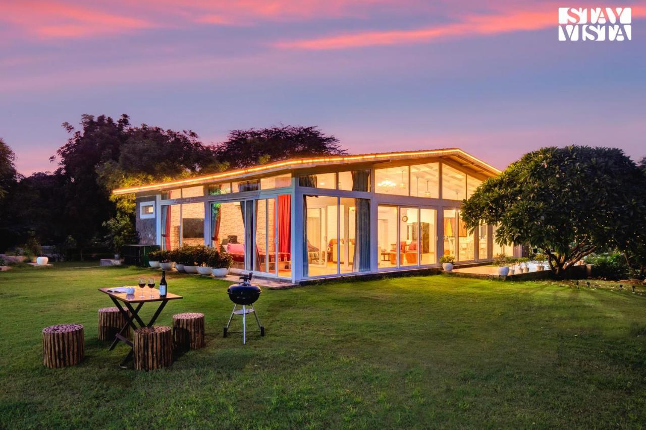 Stayvista At Idyllic Farmhouse - A Glasshouse With Outdoor Pool Gurgaon Eksteriør bilde
