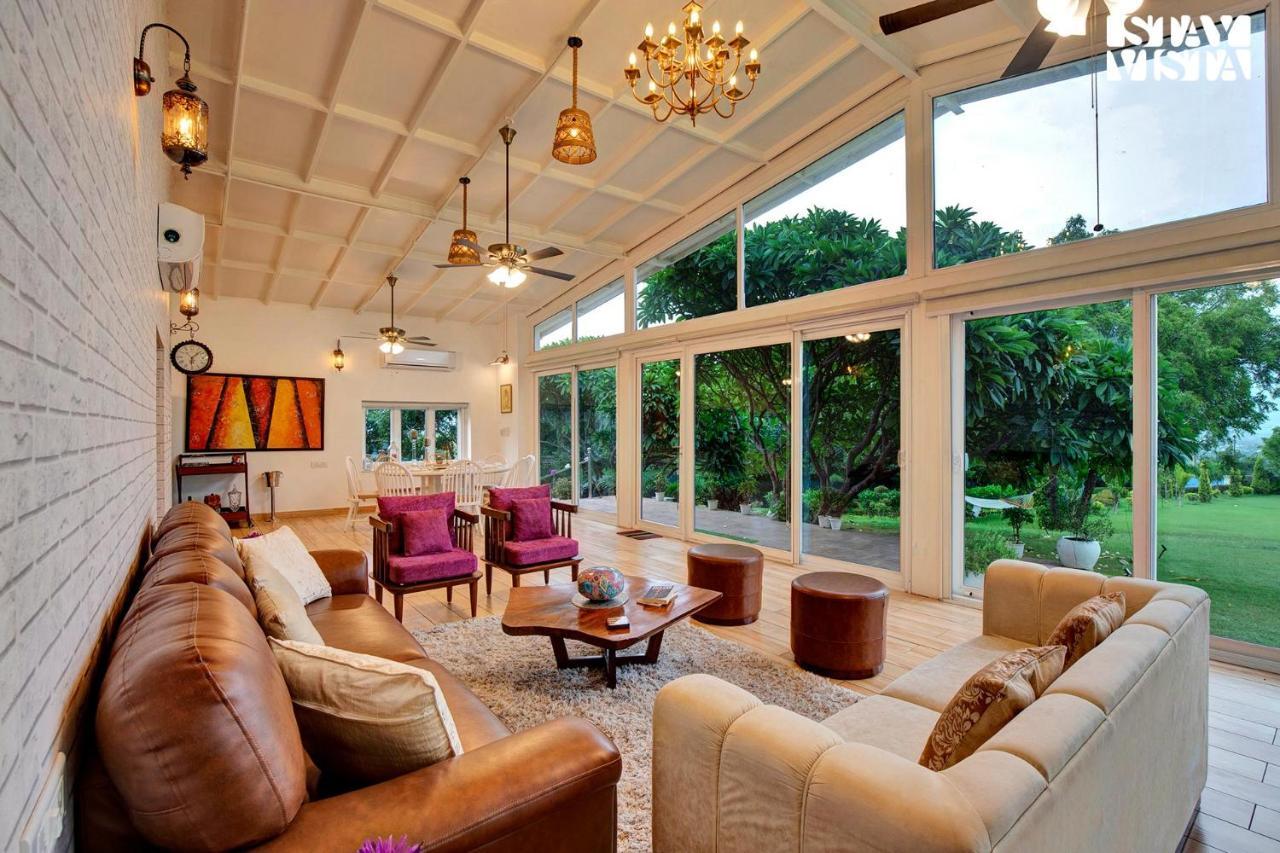 Stayvista At Idyllic Farmhouse - A Glasshouse With Outdoor Pool Gurgaon Eksteriør bilde