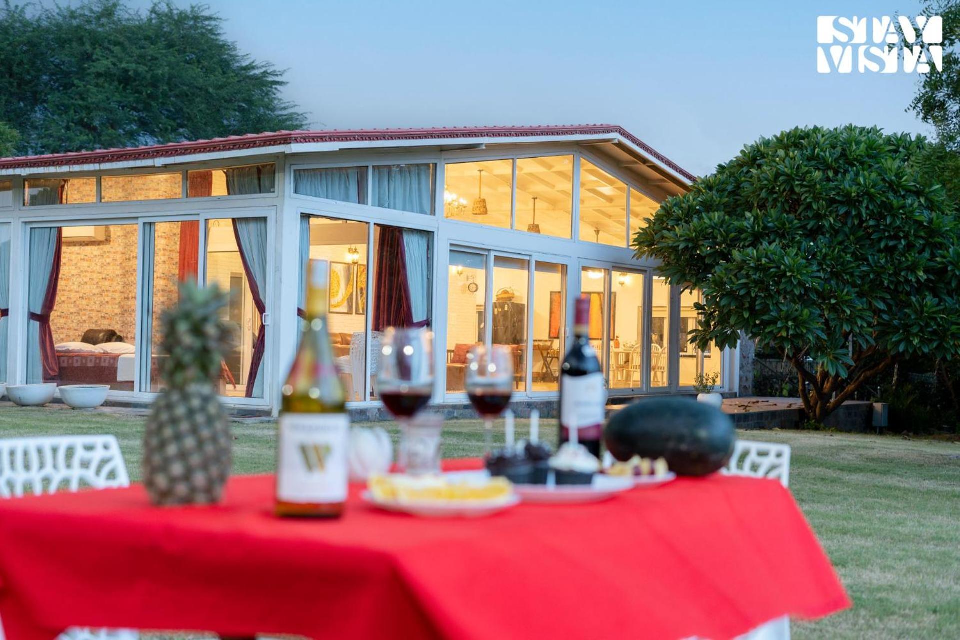 Stayvista At Idyllic Farmhouse - A Glasshouse With Outdoor Pool Gurgaon Eksteriør bilde